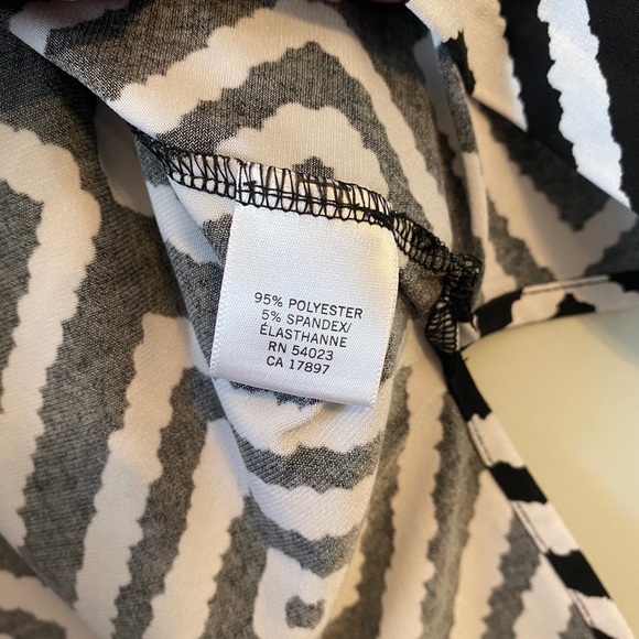 Banana republic black and white geometric blouse - Picture 6 of 7